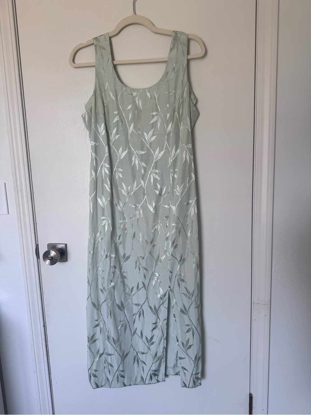 Sleeveless Leaf-Print Midi Dress in Sage Green